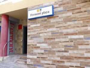 3_hqy6rw9zvm_monqar_playa_fachada_entrada (7).jpg